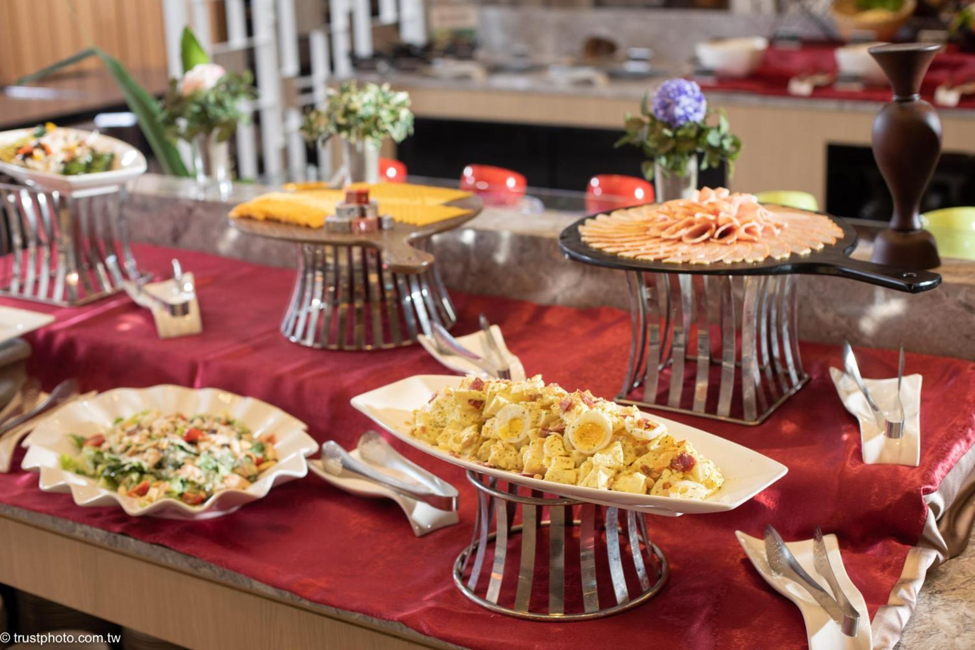 Grand Bay Resort Hotel Heng-ch'un Eksteriør bilde A buffet at a hotel