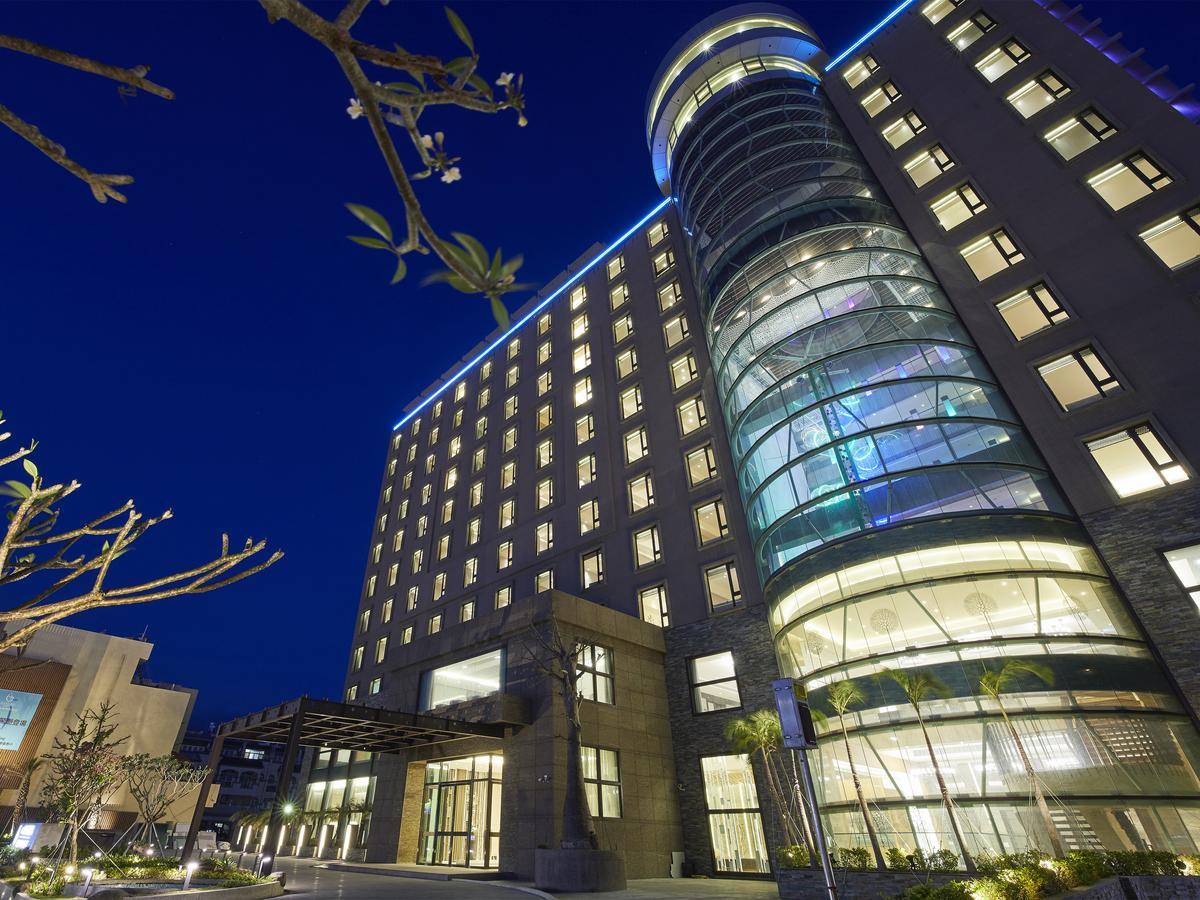 Grand Bay Resort Hotel Heng-ch'un Eksteriør bilde The hotel at night