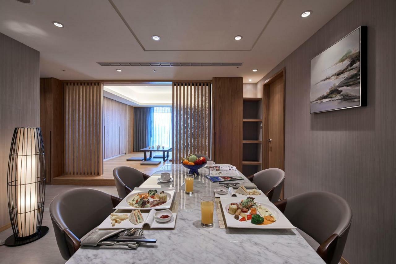 Grand Bay Resort Hotel Heng-ch'un Eksteriør bilde A dining room in a suite at the hotel